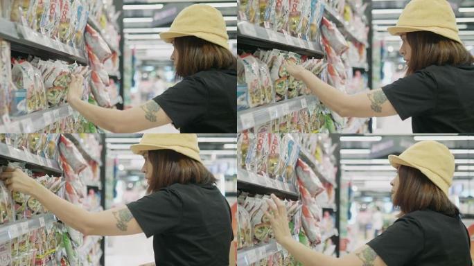 杂货店里的亚洲女人