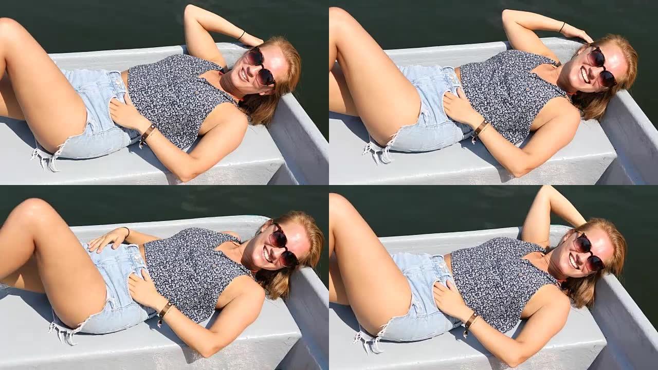 快乐的女人躺在划艇上说话
