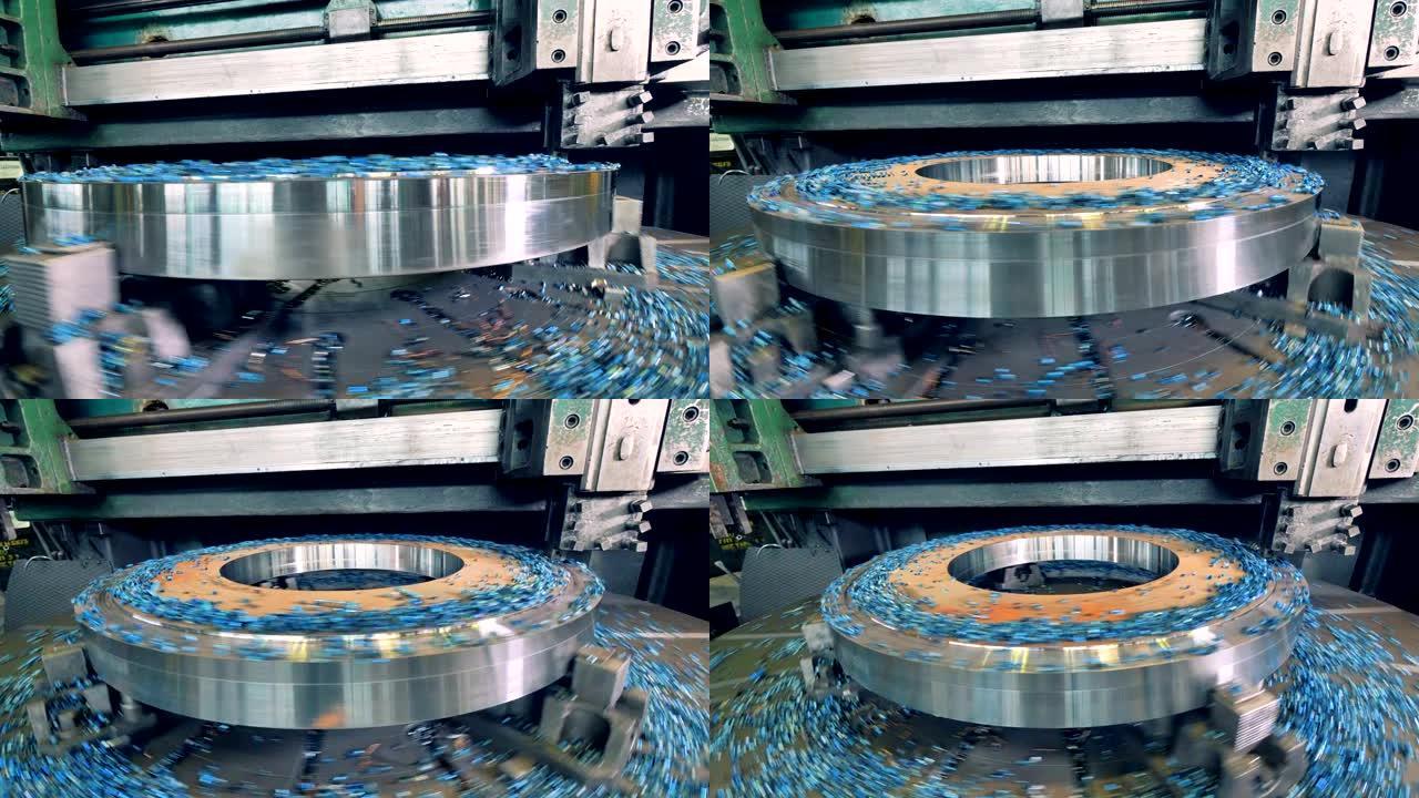 圆形圆盘在工厂旋转，切割金属圆形。