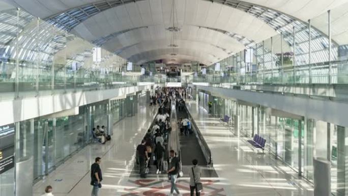 延时4K: 机场出发登机口和到达大厅区域的旅客。放大摄像头。