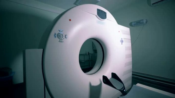 在医疗室中运行MRI机器