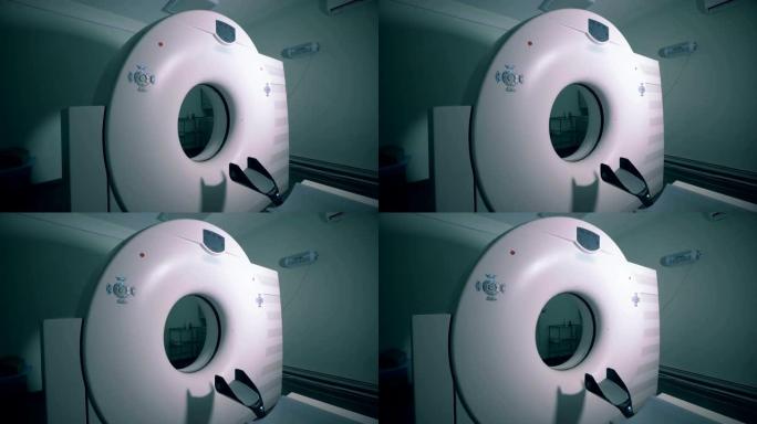 在医疗室中运行MRI机器