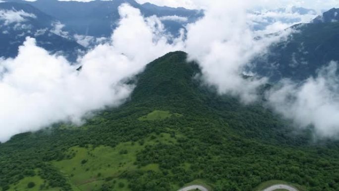 空中浮云的美丽山景