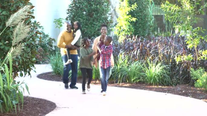 非裔美国人五口之家走过花园