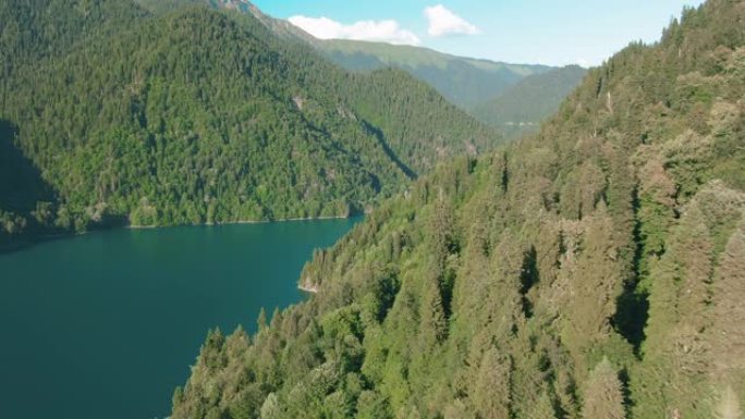 碧绿的水和绿树的高山湖泊