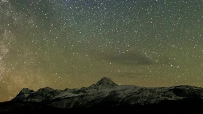银河和雪山贾斯珀国家公园加拿大时间流逝，多莉从左到右运动