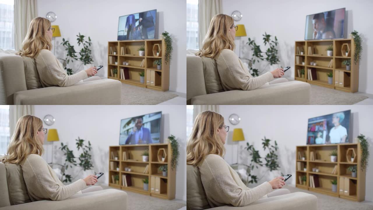 女人在周末看电视室内屋内追剧看电影视频网
