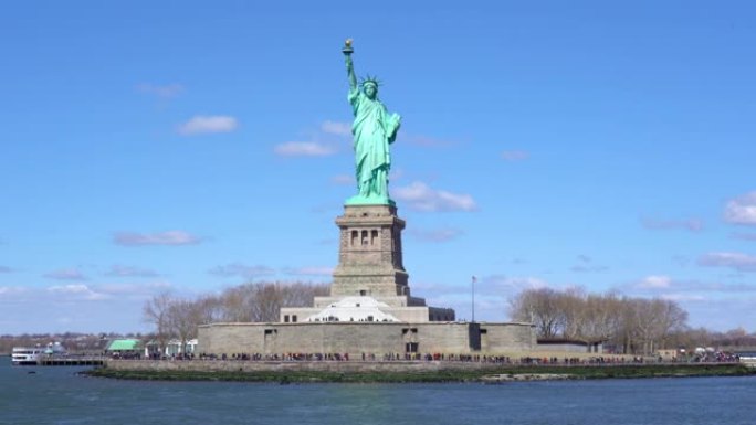 美国纽约曼哈顿纽约港自由岛自由女神像照亮世界的4k视频场景。旅游和世界遗产的概念