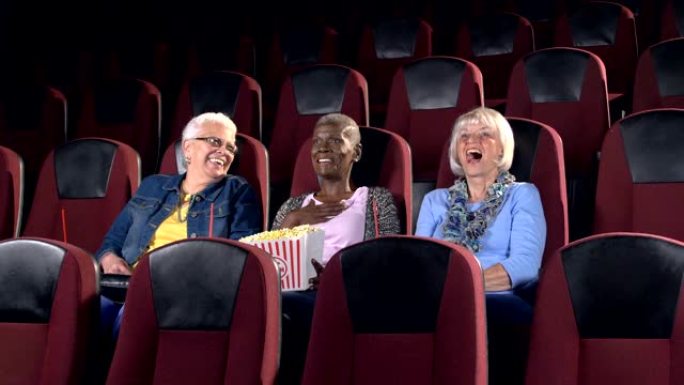 电影中的三名高级女性观看喜剧电影