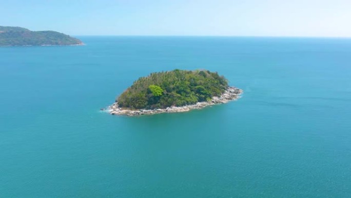 一个热带小岛，有珊瑚礁。热带岛屿和珊瑚礁。夏季和旅游度假概念，泰国卡隆海滩，