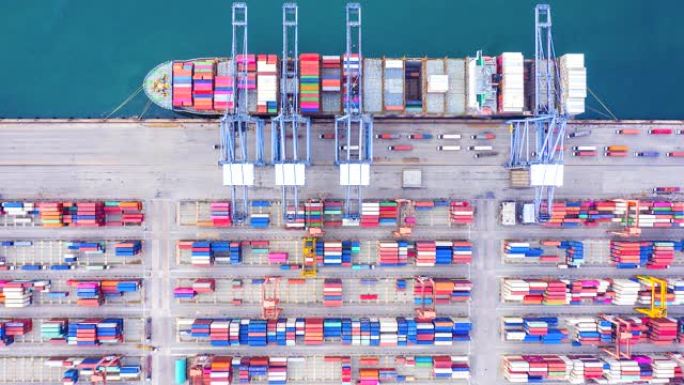 4K，延时工业港口，从顶视图或鸟瞰图看集装箱。它是进出口货物港口，是全球船坞和出口产品的一部分