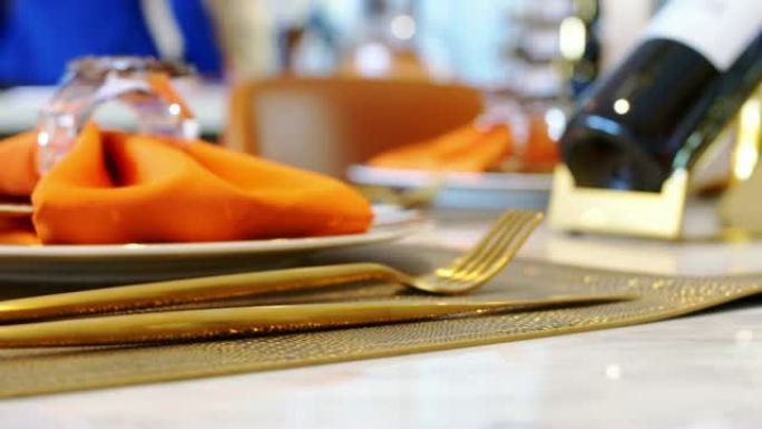 桌上的餐具餐具特写金勺子