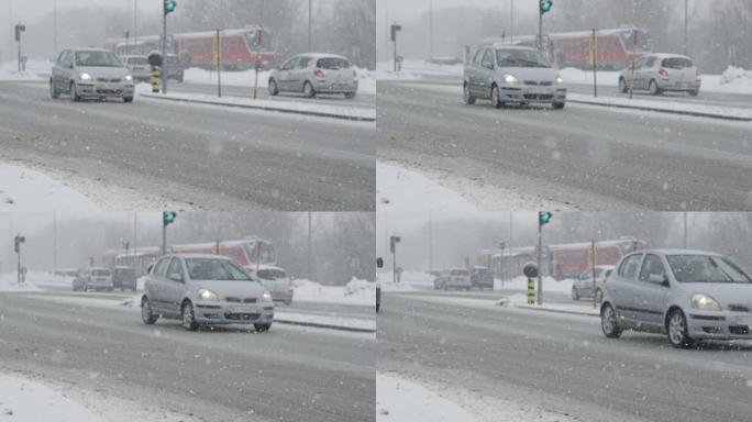 慢动作: 城市交通在危险的暴风雪中沿着湿滑的道路行驶。