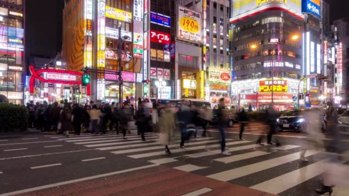 延时: 东京新宿歌舞伎町的行人和游客拥挤