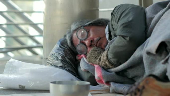 无家可归的人睡在街上，无家可归的人睡在地下通道，志愿服务，捐赠