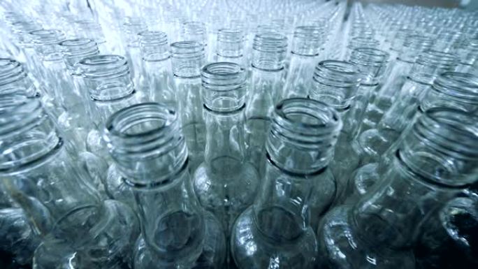 酿酒厂中的大量空玻璃瓶