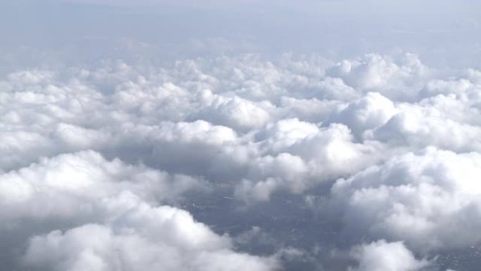 从飞机上飞过的云层