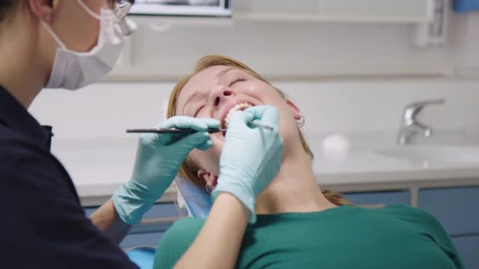 牙医用医疗工具检查年轻女子