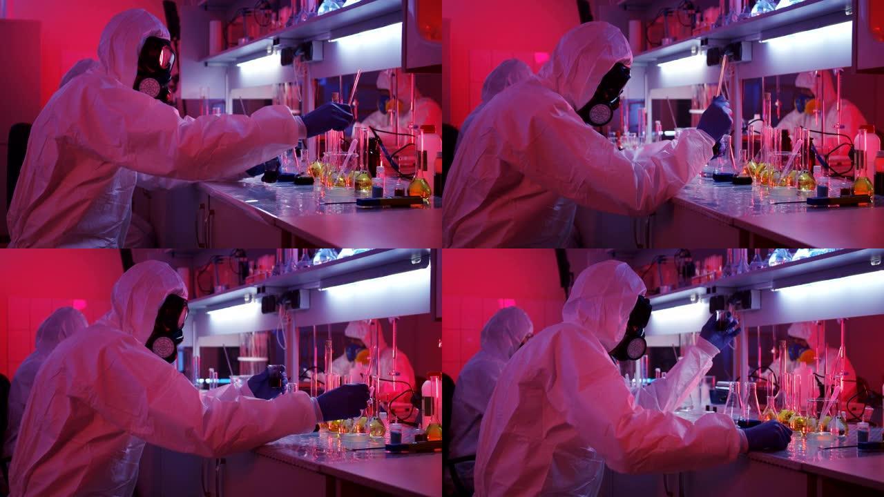 在红灯下在实验室工作的科学家