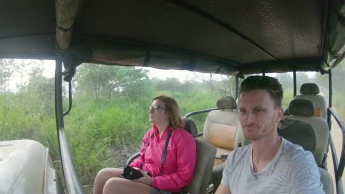 MS夫妇与自拍杆一起乘坐斯里兰卡的safari车辆
