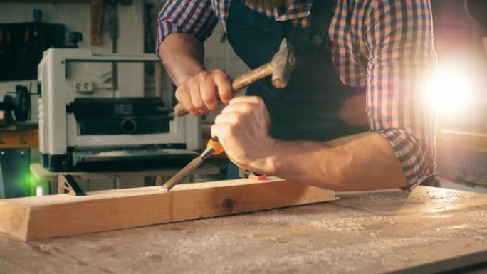 男性木匠在使用木材时使用工具。