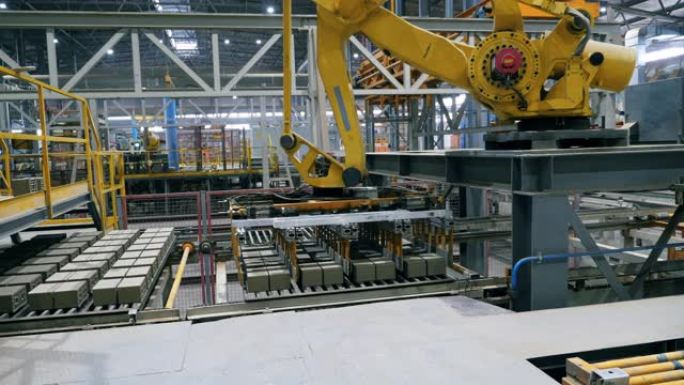 机械臂在现代工业工厂运输陶瓷产品。