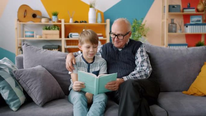 老爷爷在公寓里给聪明的孙子读书