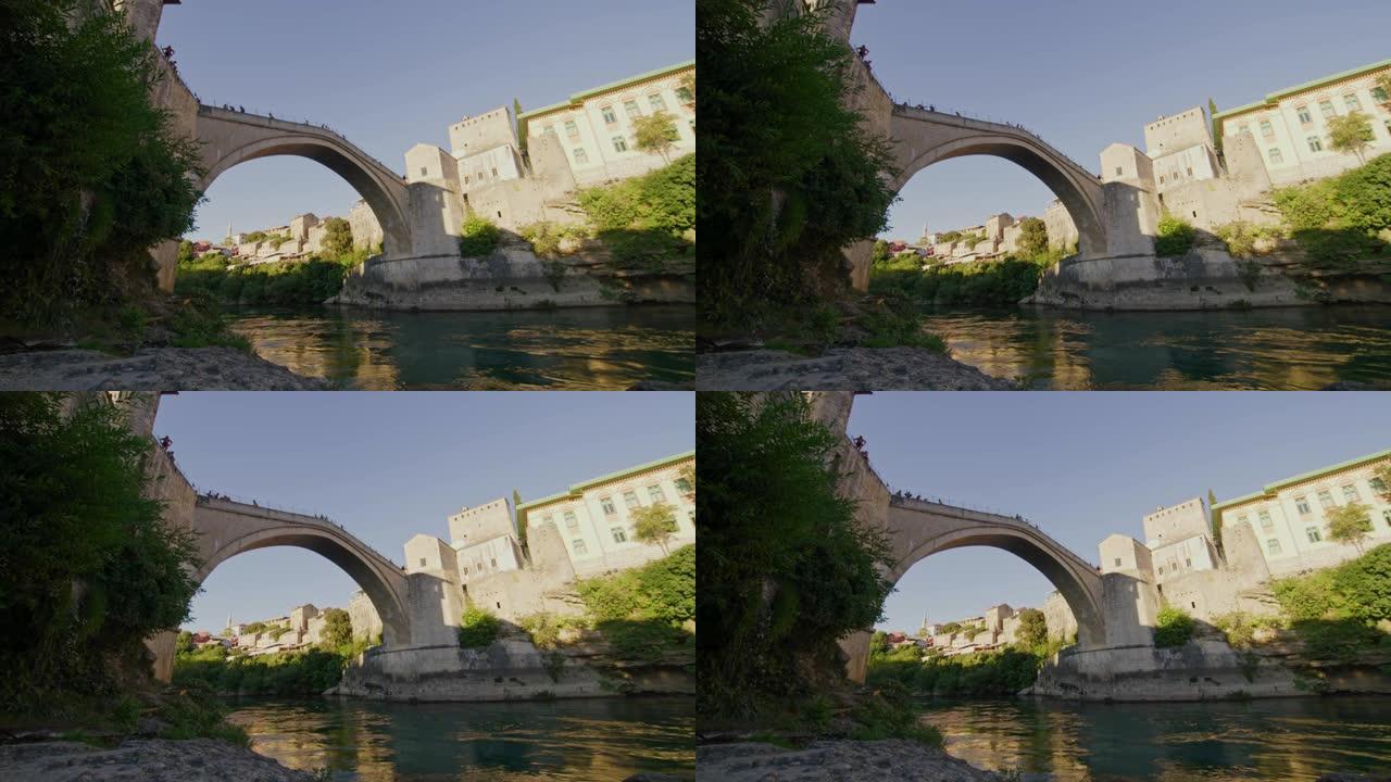 拉人越过莫斯塔尔内雷特瓦河上的一座老桥