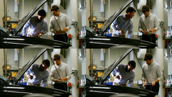 工程师在4k车间检查汽车发动机