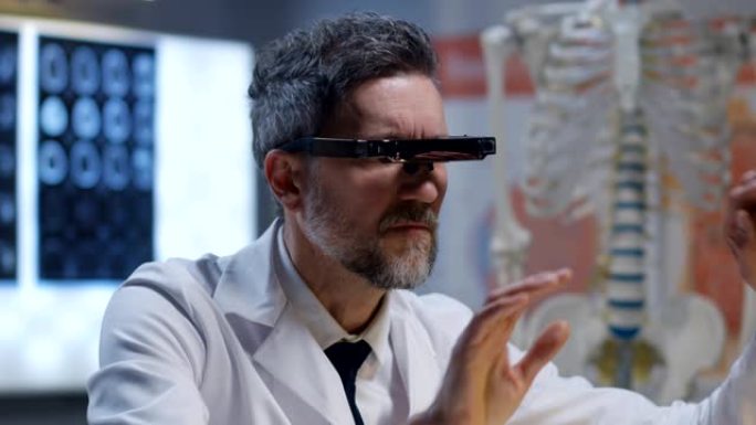 男医生用VR技术分析