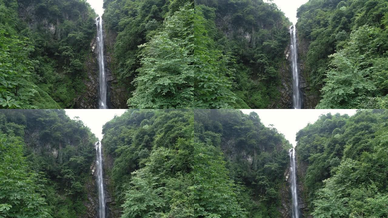 山上的瀑布瀑布峡谷幽深