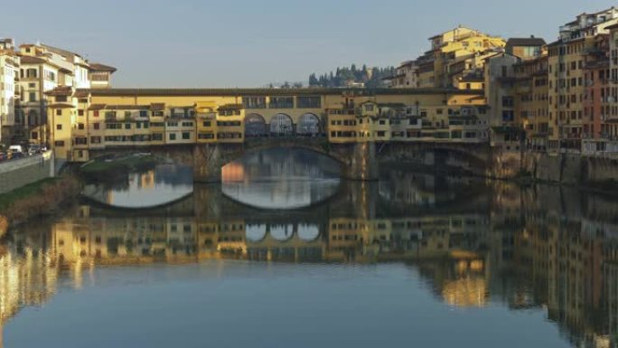 意大利佛罗伦萨阿诺河上的韦基奥桥 (Ponte de Vecchio Bridge) 可爱的通风早晨