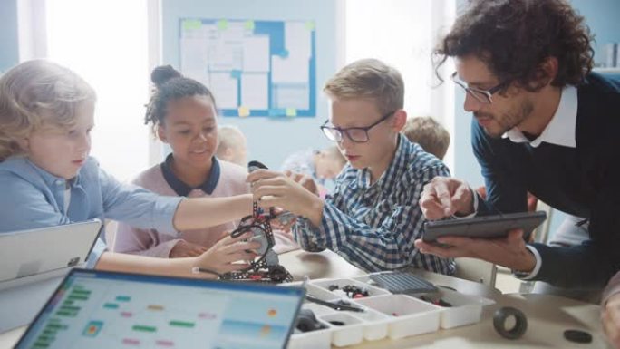 小学机器人教室: 一群聪明的孩子，热情的教师建设和编程机器人。儿童学习软件设计和创意机器人工程