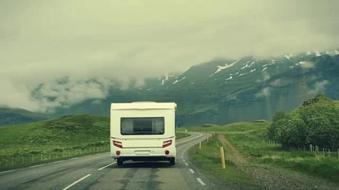 露营车在路上。冰岛之旅