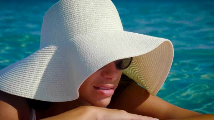 一个完全放松的海滨女孩正在加勒比海晒太阳，安静地放松。