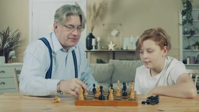 爷爷正在向他十几岁的孙子解释象棋