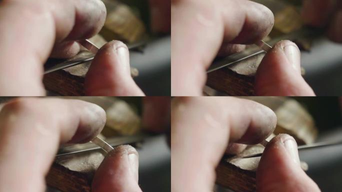 金匠的宏观切割和锉钢制成戒指。
