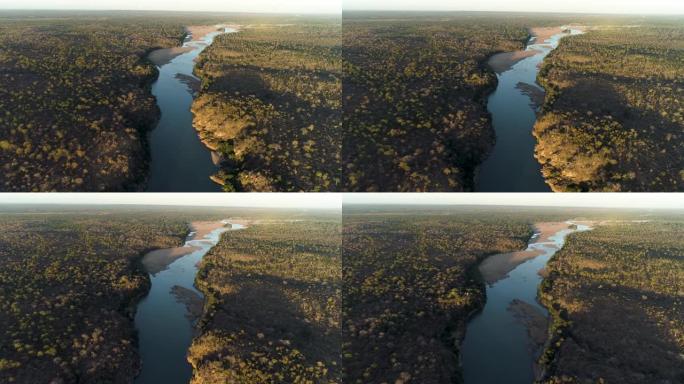 津巴布韦戈纳雷州国家公园的一条河的鸟瞰图，在河岸边有一个野生动物园小屋