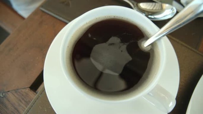 咖啡厅桌上的黑色热美式咖啡的4k镜头