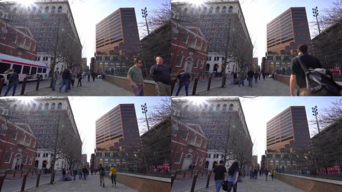 美国宾夕法尼亚州费城日落时分，行人和游客在独立厅周围散步的4k镜头，地标和城市旅游概念