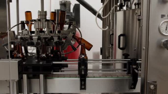 自动化机器生产线上的瓶子准备装满啤酒