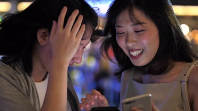 女性朋友在智能手机上分享快乐