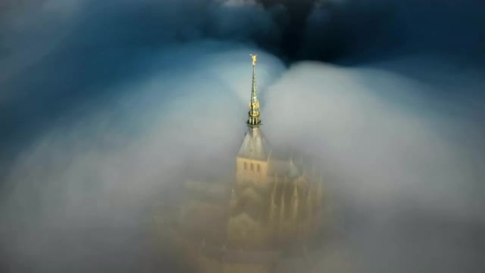 美丽的空中拍摄浓雾覆盖黑暗边缘的圣米歇尔山神秘古城堡。