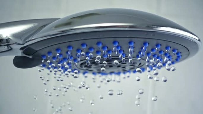 从淋浴喷头出来的水滴的慢动作特写镜头