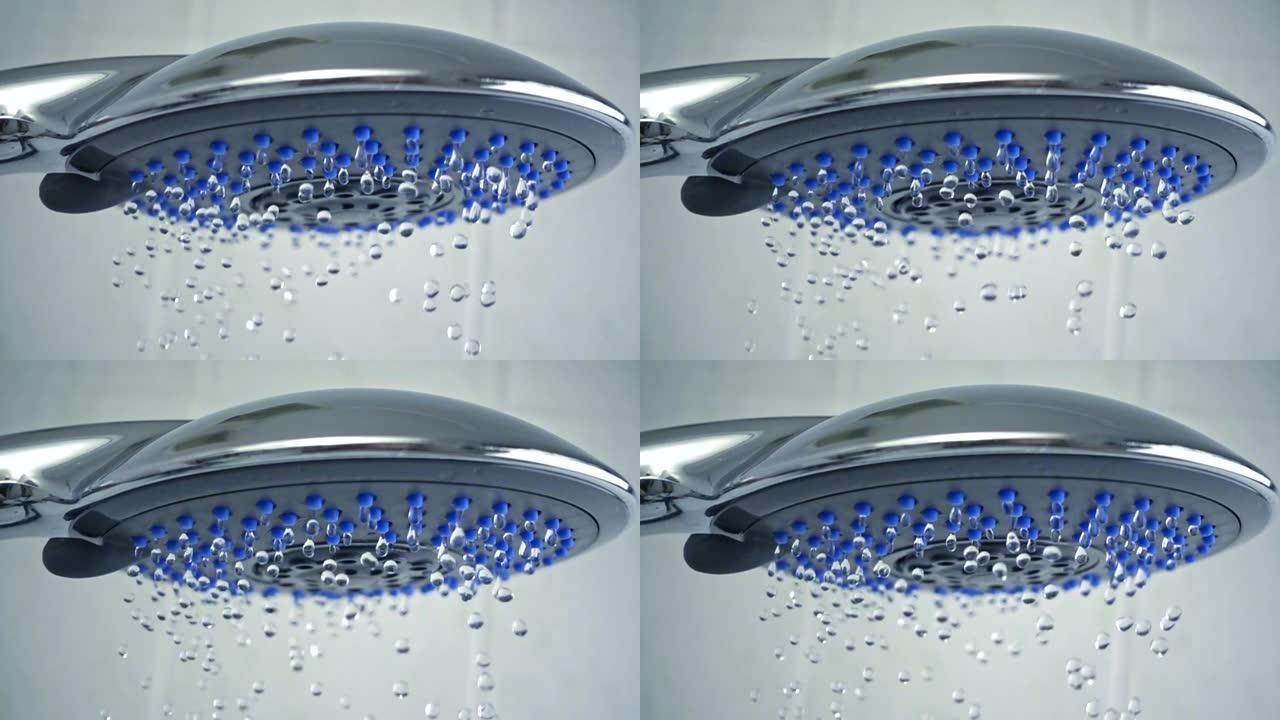 从淋浴喷头出来的水滴的慢动作特写镜头