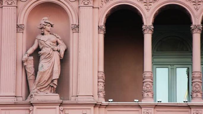 阿根廷布宜诺斯艾利斯Casa Rosada立面 (粉红色房屋) 中的雕像。