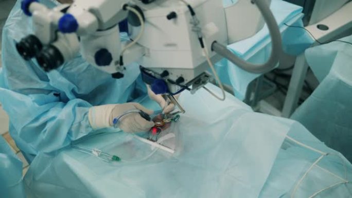 外科医生在用眼睛工作时使用医疗器械。
