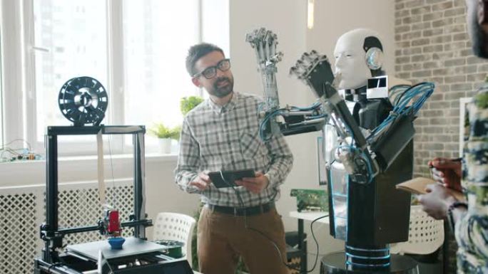 伙计们在办公室用平板电脑、3d打印机在后台工作来测试酷机器人