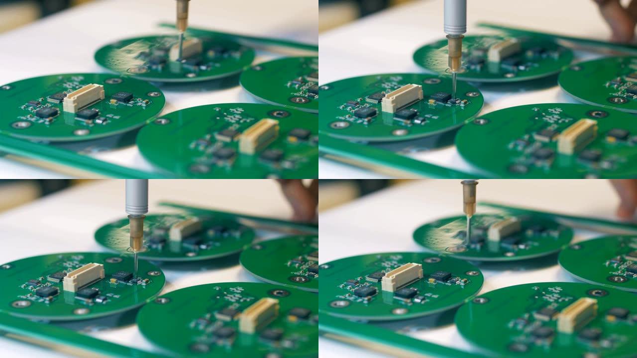 工厂焊接的微芯片，特写。