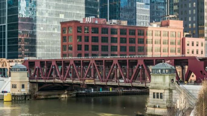 美国伊利诺伊州芝加哥密歇根大道现代建筑间交通的芝加哥街桥和芝加哥河的4k时间流逝，商业和现代交通概念
